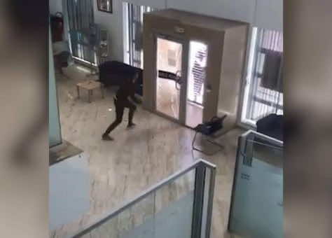 تفاصيل جديدة في قضية الشاب الذي حاول سرقة بنك لعلاج والده