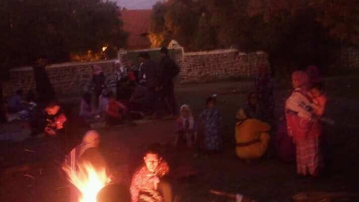 العشرات من التلاميذ يقضون ليلتهم أمام قيادة أزيلال احتجاجا على توقف الدراسة