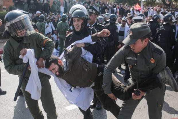 "الحكومة تُلقن المعلمين درسا في مخاطر التظاهر".. صحيفة عربية تتناول حدث فض اعتصام "أساتذة التعاقد" بأسلوب غريب