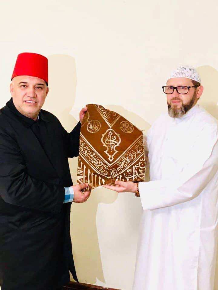 أردوغان يكرم زعيم جبهة الإنقاذ عباسي مدني بجزء من كساء الكعبة -صورة-