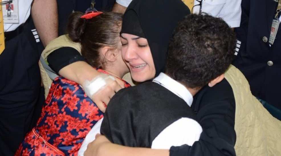 المغربية الناجية من تفجيرات سريلانكا تصل السعودية وابناها يستقبلانها بالدموع