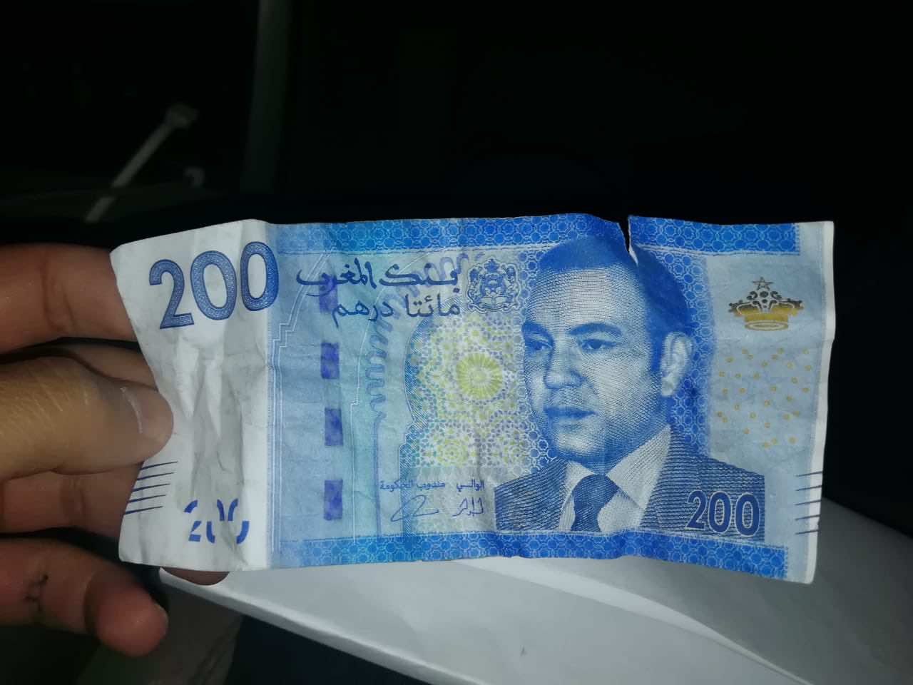 مواطنون في طنجة يلقون القبض على شخص بحوزته ورقة نقدية مزورة