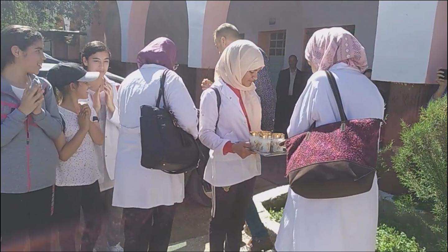 استقبال الأساتذة المتعاقدين بالحليب والتمر بعد عودتهم إلى الأقسام - فيديو
