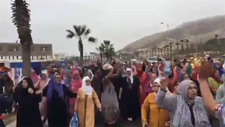 بشعار "هذا عار العاملات في خطر" من مكان الحادث..نساء يتضامن مع ضحايا انقلاب حافلة في أكادير-فيديو 