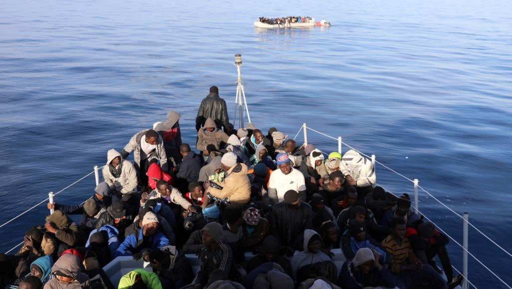 تحت القصف.. ليبيا تنقد مجموعة جديدة من المهاجرين من قارب متهالك بينهم مغاربة