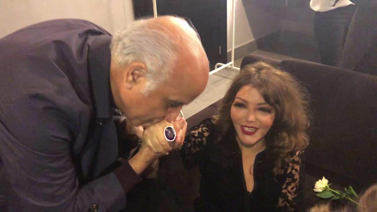الصويري يقبل أيدي الفنانات في كل المناسبات.. فيديو يجتاح صفحات أنستغرام