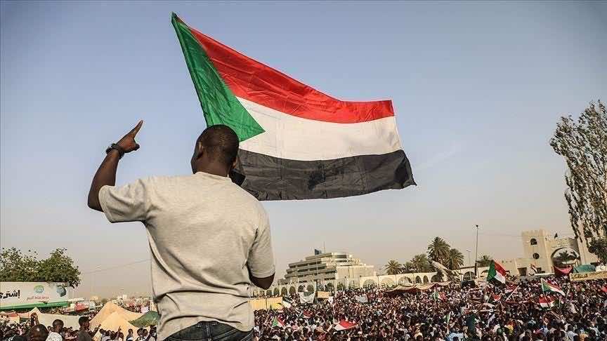 حشود كبيرة من السودانيين تنضم إلى "موكب المليون".. وأوامر بالتحقيق مع البشير