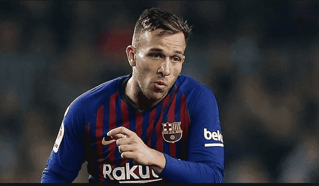 نجم برشلونة يتعرض للسرقة أثناء لقاء لفربول