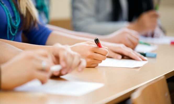 مراكش.. أستاذة بعثت خادمتها لحراسة امتحان