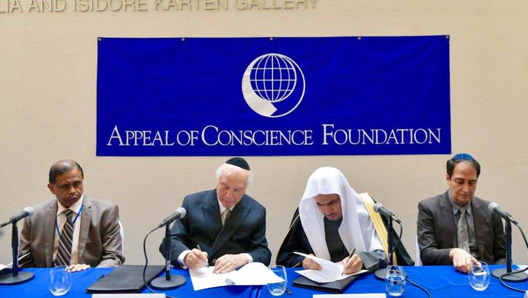 وفد يهودي يزور السعودية لأول مرة.. والشيخ عيسى: لا يمكننا إنكار "الهولوكوست" أو التقليل من شأنها -فيديو-
