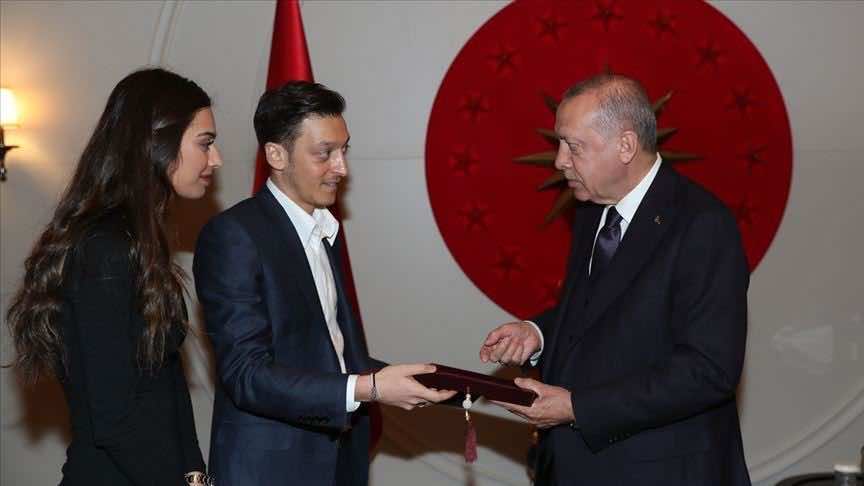 أردوغان يشارك كـ"شاهد" في عقد قران مسعود أوزيل على ملكة جمال تركيا