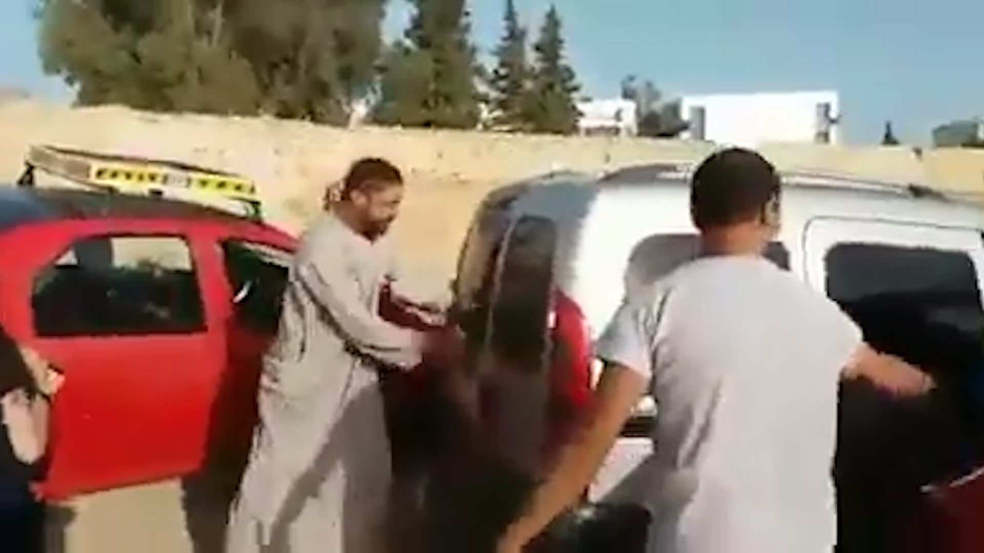 مشهد رعب .. سائقو سيارة أجرة في فاس يطاردون "خطاف" وينزلون الركاب بالقوة! -فيديو