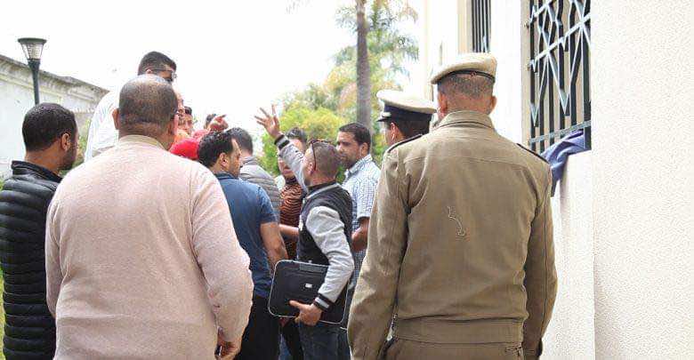 مجهولون يهددون الصحافيين خلال تغطيتهم لاحتجاجات دورة المجلس الجماعي لطنجة