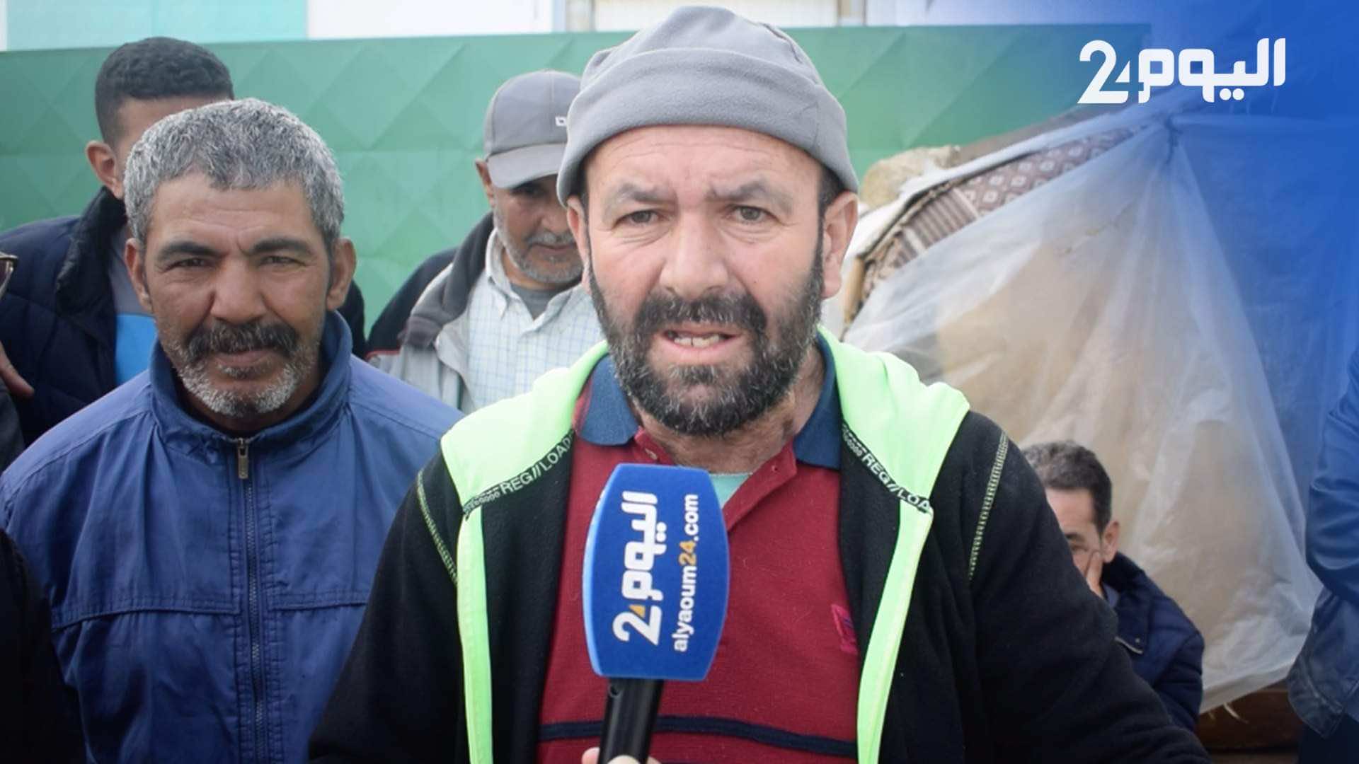 مؤثر.. مواطنون يغالبون الدموع بعد طردهم من شركة وأحدهم: عندي 53 سنة شكون غادي يخدمني؟