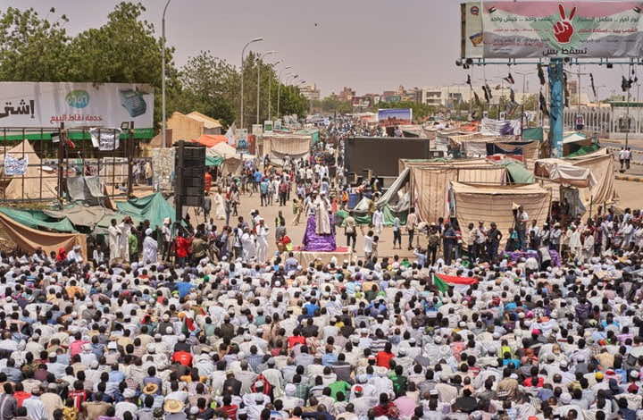 بالآلاف.. معتصمو السودان يؤودن "صلاة الجمعة" أمام قيادة الجيش مطالبين بتسليم السلطة للمدنيين