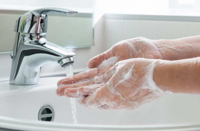 10 أشياء "قذرة" يجب غسل اليدين "فورا" بعد لمسها