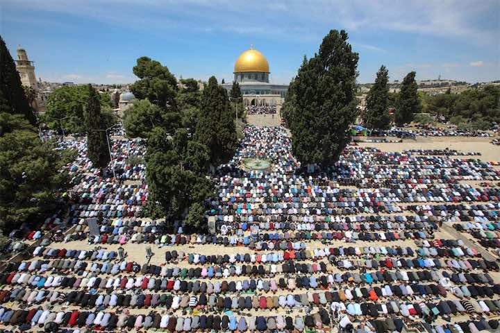 رغم القيود... 180 ألف فلسطيني يؤودون صلاة الجمعة بالمسجد الأقصى -صور-