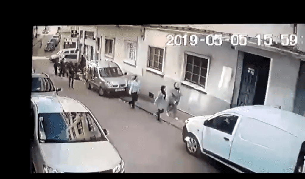 بتحريض من طليقته..مجهولون يقتحمون شقة مواطن بطنجة...قاموا بتصويره عاريا واستعملوا غاز الكريموجين وسرقة أمواله
