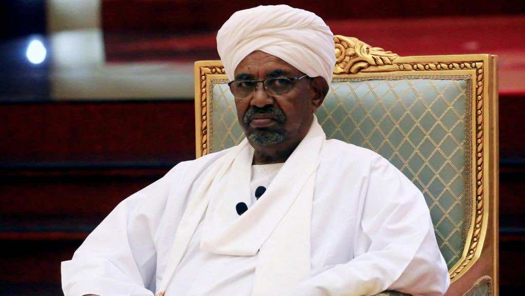بعد اعترافه بالتهم.. 50 محاميا مستعد للدفاع عن عمر البشير