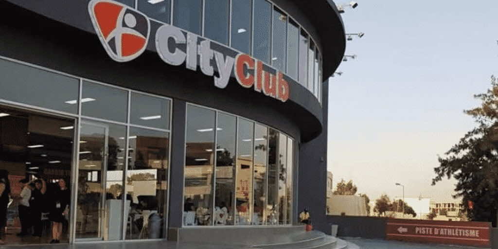 عراك بالسيوف والهروات في "سيتي كلوب" طنجة..شاهد يروي التفاصيل المروعة!