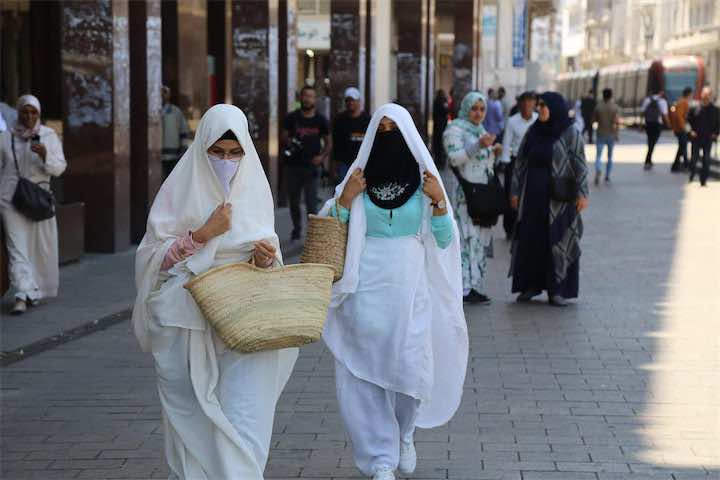 بيضاويات يخرجن إلى الشوارع بـ"الحايك".. ويؤكدن: مريح جدا ولا يعيقنا -فيديو