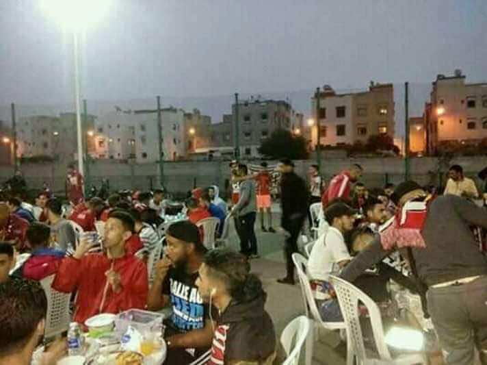 -جماهير الحسنية تستقبل الجماهير التطوانية على طاولة الإفطار -صور