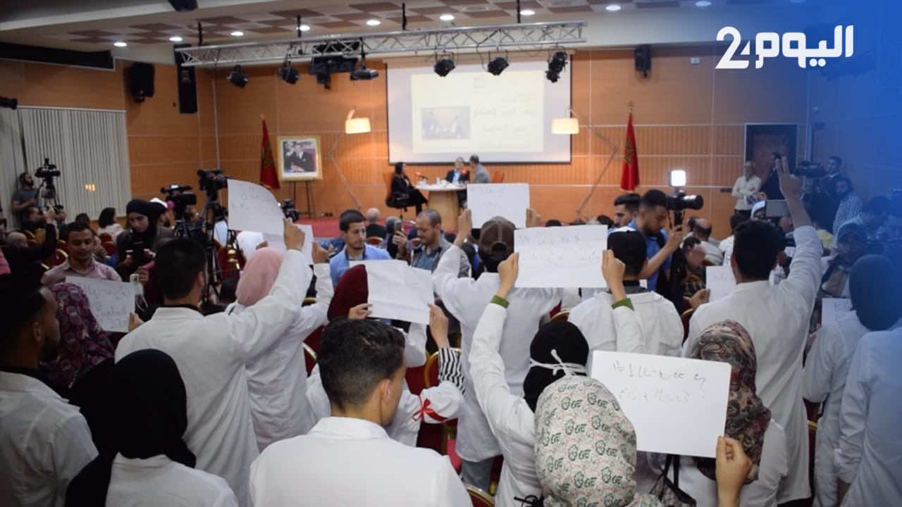 الطلبة الممرضون يُقاطعون العثماني في لقاء صحفي..رفعوا شعارات ضد التعاقد - فيديو
