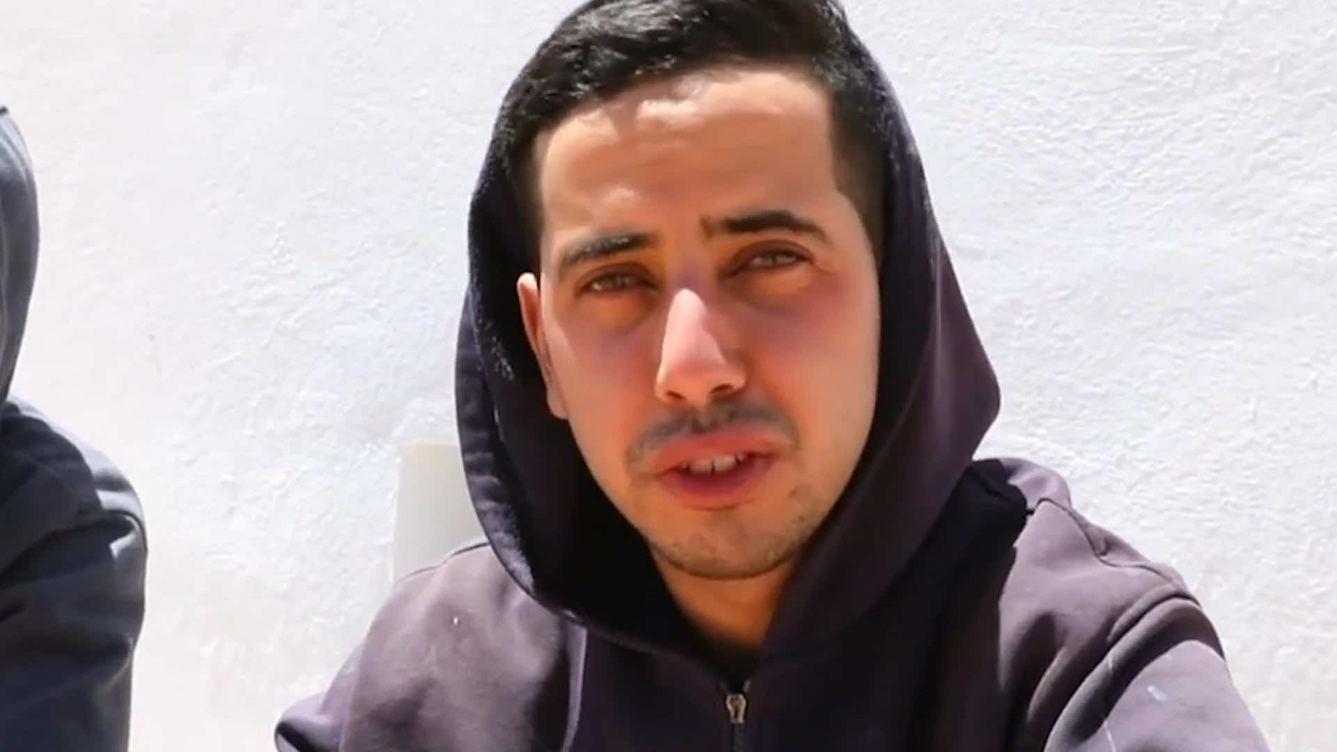 ناجي مغربي من غرق قارب مهاجرين في تونس: "كنا جايين من ليبيا تقلب بينا القارب وغرق ثمانية مغاربة" - فيديو