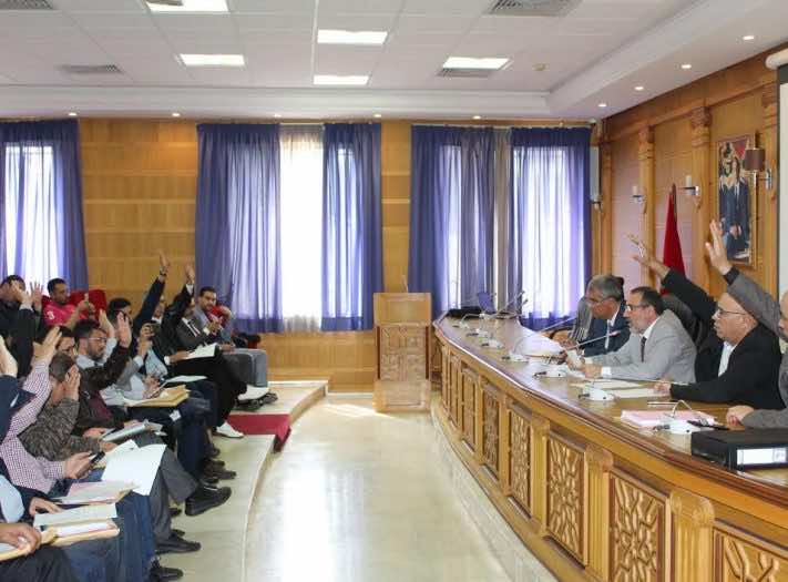 رغم جدل "الصابو"..مجلس طنجة يصادق بالإجماع على القرار التنظيمي الخاص بمواقف السيارات