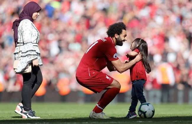 هذه قصة الطفل الذي التقط صورة مع صلاح وأنفه يسيل دما - صورة
