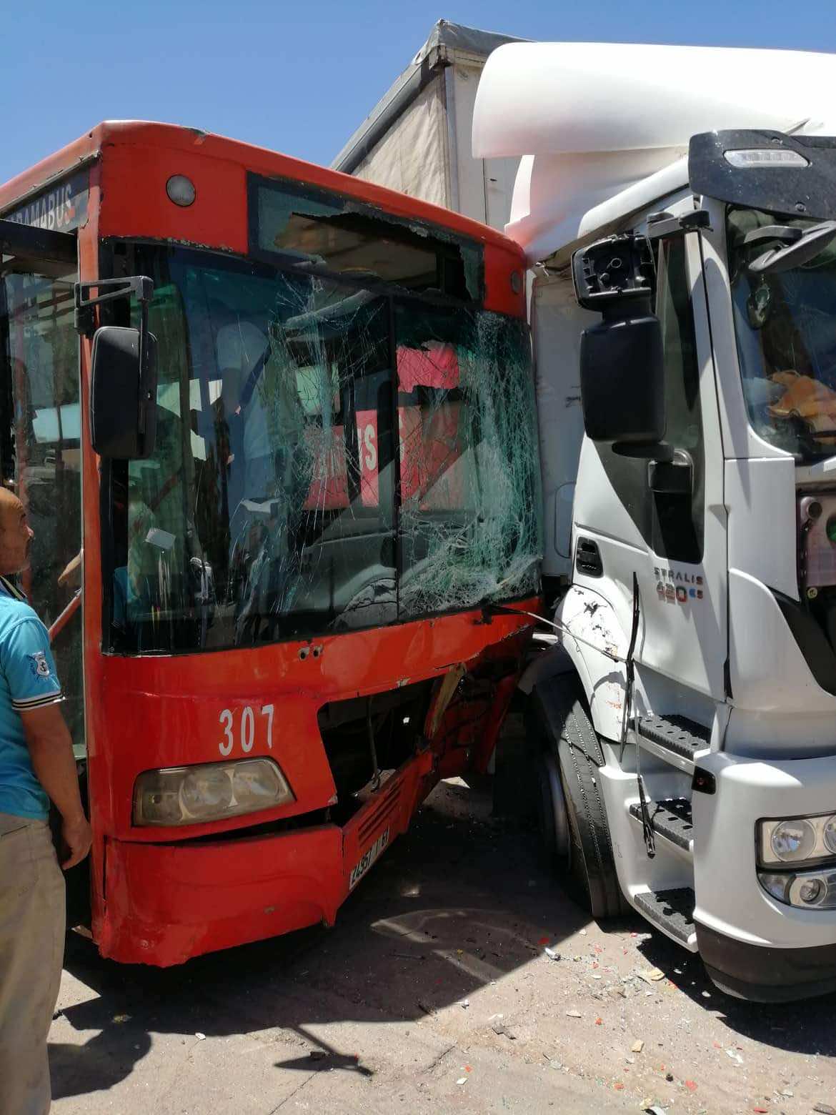 حادث اصطدام بين حافلة للنقل العمومي وشاحنة يتسبب في أكثر من 14 إصابة