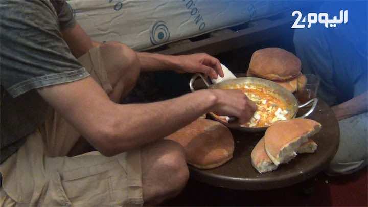 حياتهم.. هكذا يعيش الطلبة الجامعيون شهر رمضان بعيدا عن أسرهم - فيديو