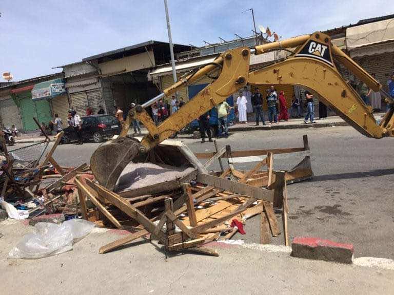 سلطات طنجة تشن حملة واسعة على "الفراشة" في رمضان..الجرفات "تحرر" الشوارع