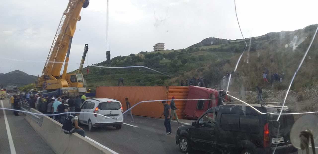 ساعات انتظار وفوضى...هكذا عاش مستعملو ميناء طنجة "لحظات سوداء" بسبب انقلاب شاحنة- فيديو