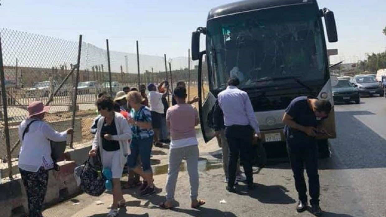 مصر.. انفجار جسم غريب تسبب في تهشم حافلة لنقل السياح معظمهم من جنوب افريقيا