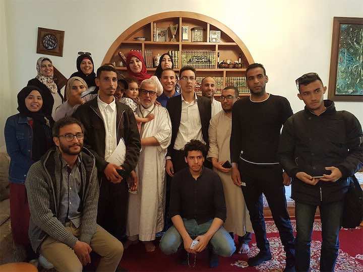 ابن كيران لشاب جلس قرب فتاة في بيته: "ماتزيروش على البنات..واش مابقيتوش إخوان!"