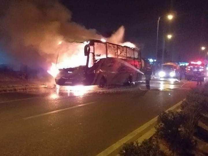 مرعب...النيران تشتعل في حافلة لنقل المسافرين في أكادير وتحولها إلى رماد- صور