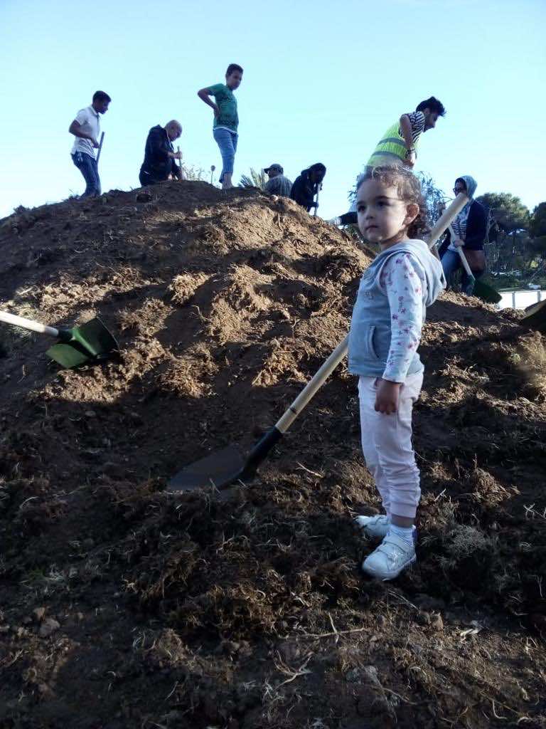 شباب طنجة ينخرط في إصلاح ما أفسدته جرافات "سوماجيك" في حدائق المندوبية