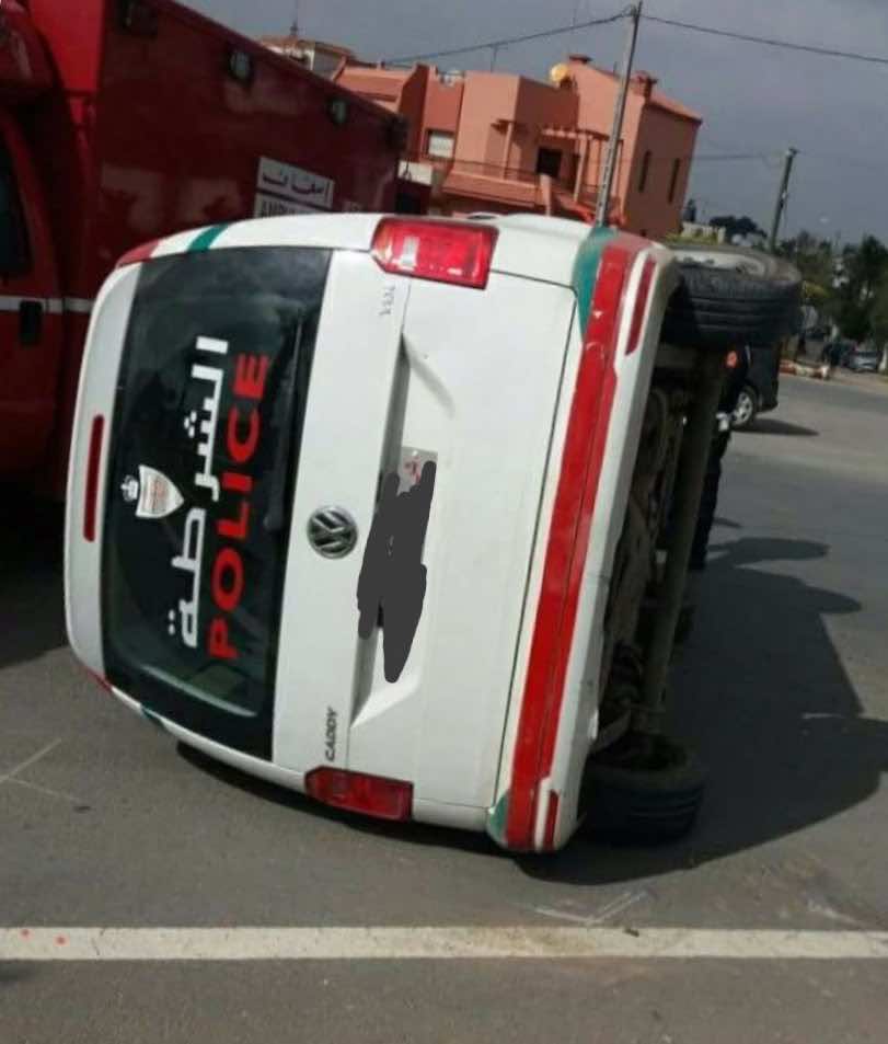 انقلاب سيارة للشرطة وإصابة شرطيين كانا في مهمة