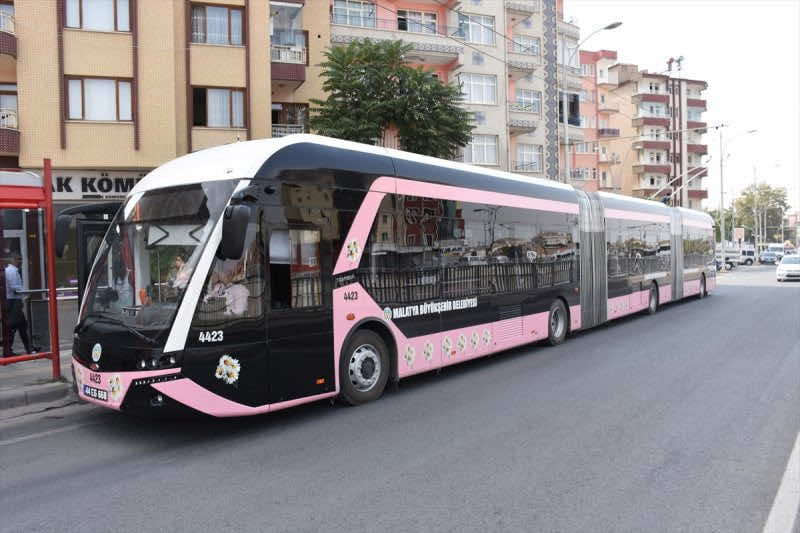 جماعة الرباط تكشف حقيقة تخصيص حافلات "وردية" للنساء