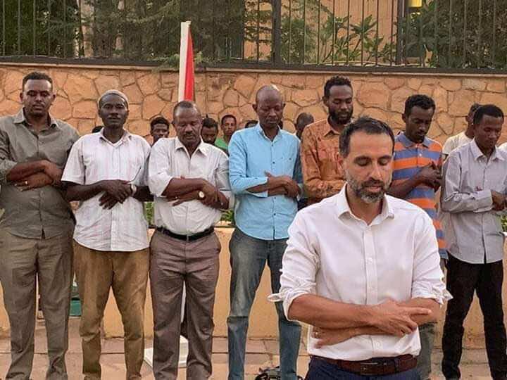 سفير بريطاني يقيم إفطارا رمضانيا للمارين من أمام منزله ويؤمهم للصلاة -صورة-