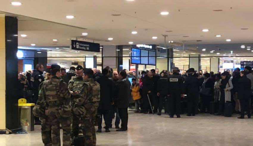 مغربيان تسببا في إغلاق مطار في إيطاليا بعد محاولتهما الهرب بطريقة مثيرة