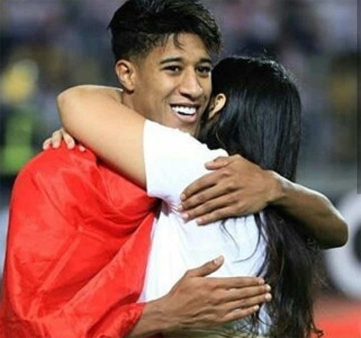 زوجة أحداد تخطف الأنظار في مباراة نهائي كأس الكونفدرالية الإفريقية - صور