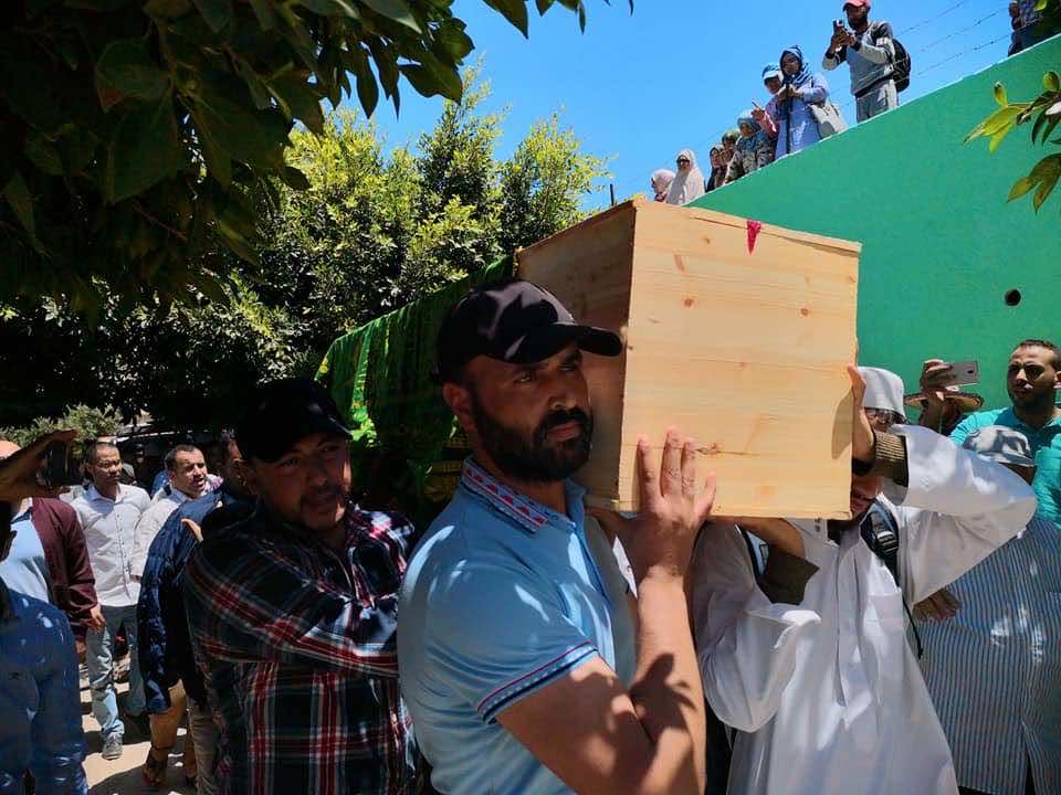 "المتعاقدون" من مختلف المدن يستعدون لتشييع حاجيلي لمثواه الأخير -صور