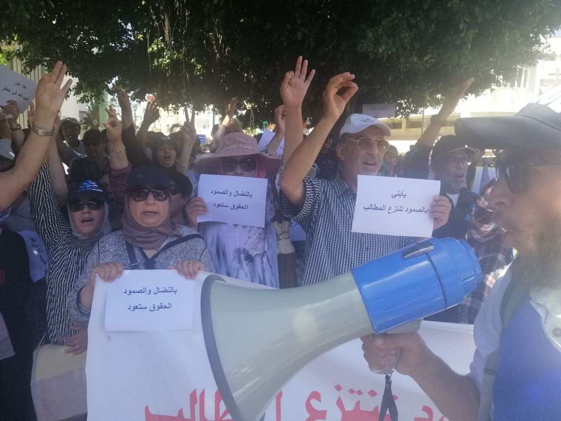 العشرات من الآباء يساندون طلبة الطب في مسيرتهم الحاشدة بالرباط ويحذرون من السنة البيضاء - صور