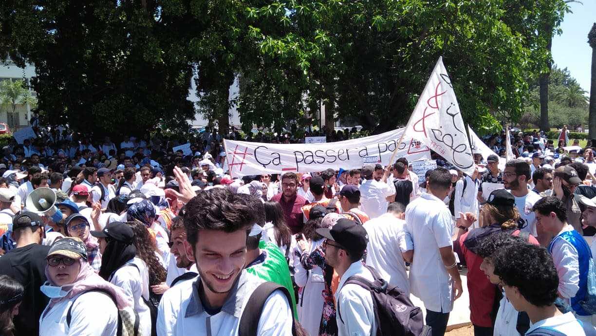 طلبة الطب: الحكومة تخلفت عن الوفاء بوعد الدروس الصيفية للطلبة وسندرس أنفسنا في شهر غشت