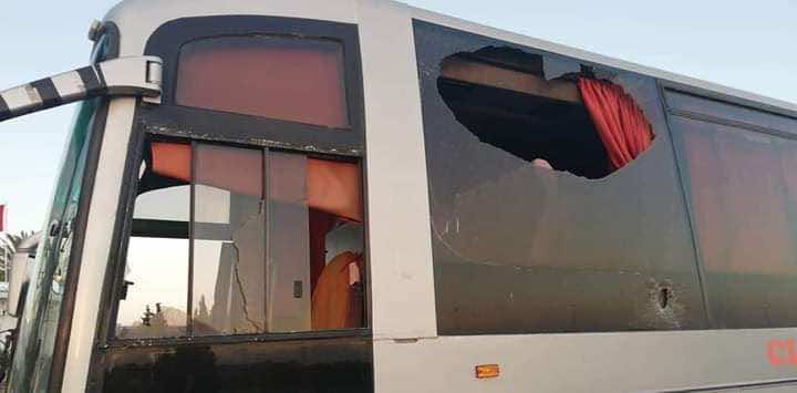 جماهير الوداد تنجو من الموت في تونس.. اعتداء خطير استهدفهم بالطريق السيار - صور وفيديو