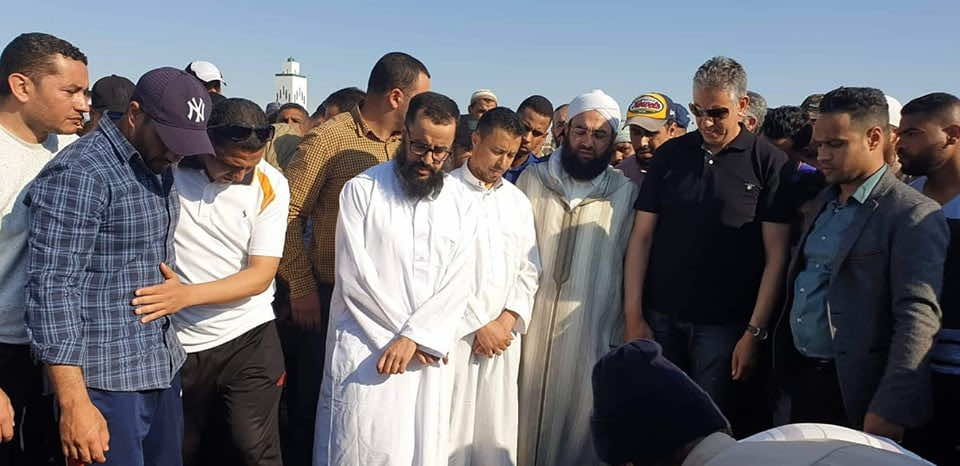 إدارة سجن عكاشة تسمح للأخوين الشطبي المحكومين ب20 سنة بحضور جنازة والدهما - صور