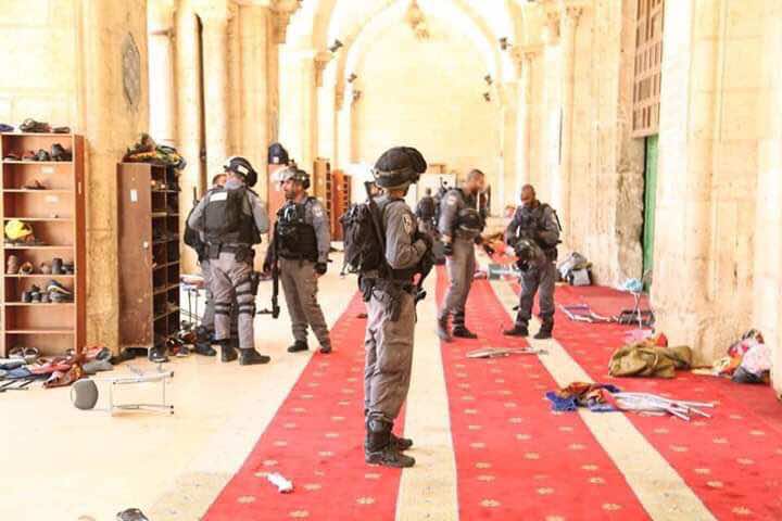 1000  مستوطن يقتحمون المسجد الأقصى وسلطات الاحتلال تعتدي على المعتكفين به -فيديو-