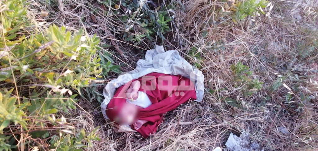 العثور على رضيع متخلى عنه داخل مقبرة -التفاصيل